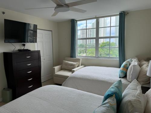 Giường trong phòng chung tại The Coastal! Water View Amazing 2 Bed 2Bath Apartment at Aventura Yacht Club