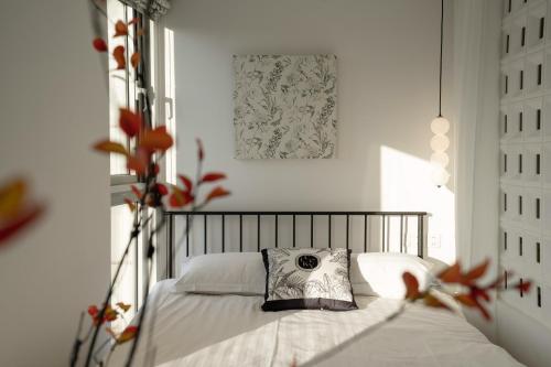 a bedroom with a bed with a pillow on it at Shanghai Yi Du B&B - Near Nanjing West Road commercial district, 350 walk from the Natural History Museum subway in Shanghai