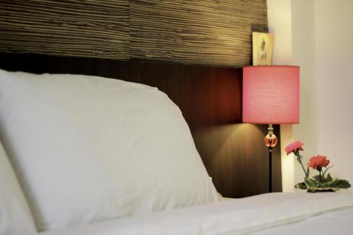 Postel nebo postele na pokoji v ubytování The Ratchathani Hotel