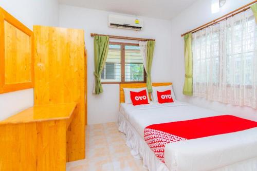 Postel nebo postele na pokoji v ubytování OYO 658 Peamsook​ Resort​