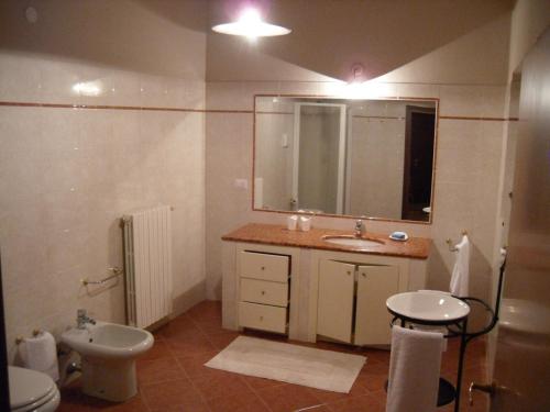 La salle de bains est pourvue d'un lavabo, de toilettes et d'un miroir. dans l'établissement Stella del Mattino, à Gradara