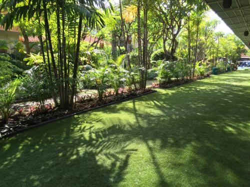Un jardín fuera de Febri's Hotel & Spa