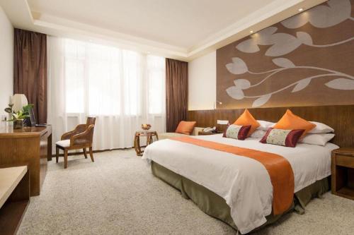 Ένα ή περισσότερα κρεβάτια σε δωμάτιο στο Julong Hotel