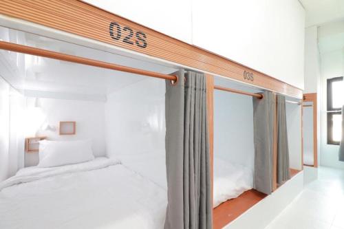 Postel nebo postele na pokoji v ubytování OYO 544 Sleep Sloth Hostel