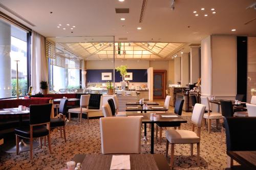 a restaurant with tables and chairs and a bar at Hotel New Otani Nagaoka in Nagaoka