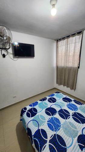 a bedroom with a bed with a blue and white at Hospedaje Villa Del Sol in Ica