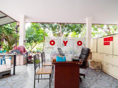 an office with a desk and chairs and a window at OYO 1036 Ban Bum Resort in Ban Pa Khan