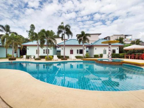 Bazén v ubytování OYO 1131 Rendezvous Resort and Restaurant nebo v jeho okolí