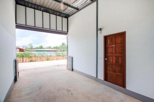 Ban Tha KupOYO 1091 Sabye Dee Resort @soikotang的有门和窗的空房间
