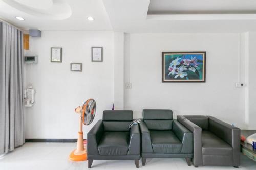 a waiting room with a couch and a fan at OYO 75305 T Park Pak Chong in Mu Si