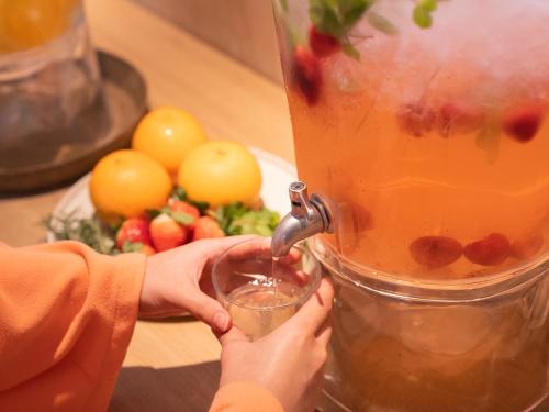 a person is holding a drink in a blender at Yuuyu No Sato Yusa in Yamagata