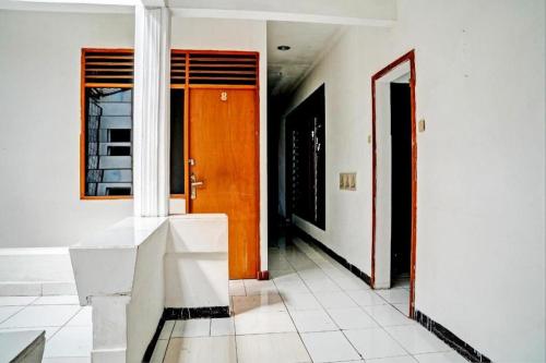 korytarz z dwoma drzwiami i oknem w obiekcie SPOT ON 93475 Garuda Homestay Syariah w mieście Sukabumi