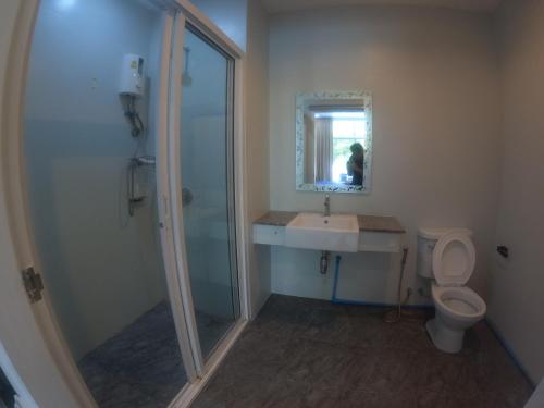 Haad Klong SonにあるAt Seacondo-1 Bedroom-A07のシャワー、洗面台、トイレ付きのバスルーム