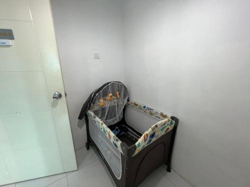 an open suitcase in a corner of a room at Homestay banglo 4 bilik aircond dan ruang tamu aircond 500meter dari HSB in Alor Setar