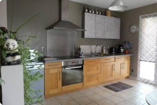 Photo de la galerie de l'établissement villa Panda, dans village , lotissement calme , proche rivière d'Ain et commerces, à Priay