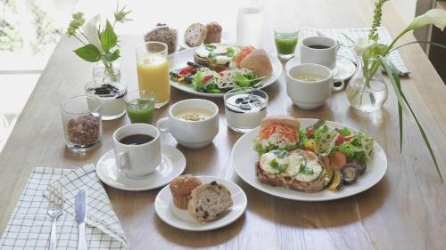 京都市にあるホテル　アンテルーム　京都のテーブル(食器、コーヒー付)
