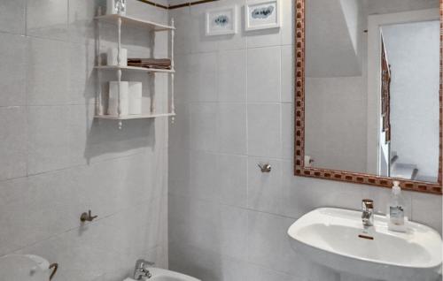 Ένα μπάνιο στο Pet Friendly Home In Roda De Bara
