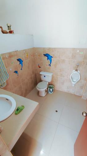 Koupelna v ubytování CASA RICARDO PALMA con PISCINA