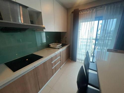 Kuchyň nebo kuchyňský kout v ubytování Central 2BR 3 min walk from BTS Ploen Chit