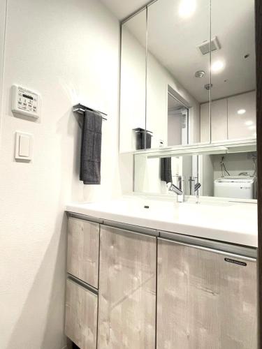 a bathroom with a sink and a mirror at 902 6名様宿泊可能 札幌中心部 すすきの駅より徒歩5分 ロケーション最高 in Sapporo
