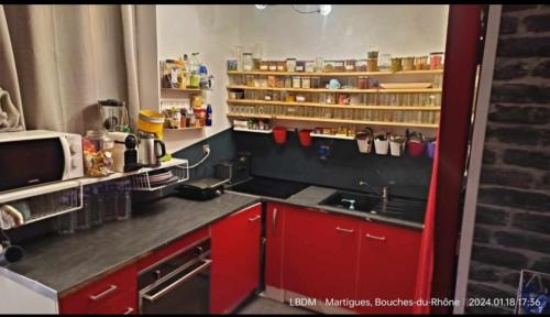 Kuchyň nebo kuchyňský kout v ubytování Chambre a Martigues