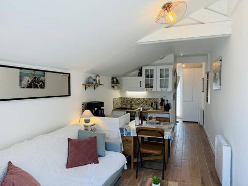 un salon avec un lit et une cuisine dans l'établissement Studio Téviec, 50m plage, parking, wifi, à Penthièvre