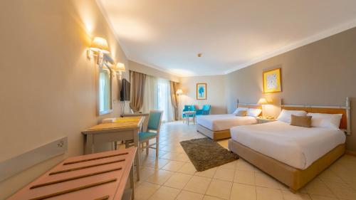 Postel nebo postele na pokoji v ubytování Aurora Oriental Resort Sharm El Sheikh