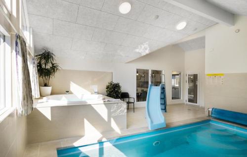 ein Billardraum mit Rutsche und Schwimmbecken in der Unterkunft Gorgeous Home In Højby With Sauna in Højby