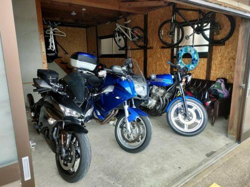 a couple of motorcycles parked in a garage at INN Sodeshi 丹後 一棟貸し 海の宿 INN袖志 in Kyotango