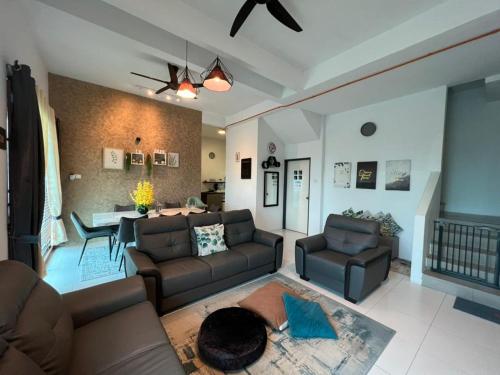 a living room with a couch and a table at Sawah padi Banglo Corner Lot 4 Bilik dan Ruang Tamu Aircond dan Free wifi 500m dari Hospital Sultanah Bahiyah Alor Setar in Langgar