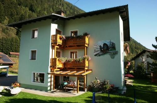 Ein allgemeiner Bergblick oder ein Berglick von der Pension aus