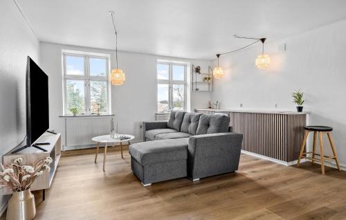Μια τηλεόραση ή/και κέντρο ψυχαγωγίας στο Lovely Home In Brørup With Wifi