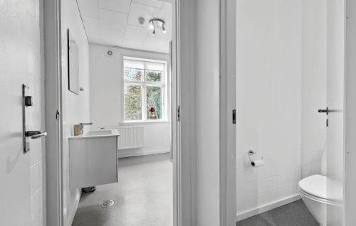 Ένα μπάνιο στο Lovely Home In Brørup With Wifi