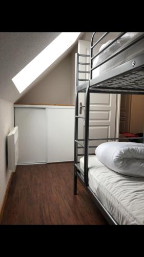 - une chambre avec des lits superposés et une échelle dans l'établissement Grand appartement piscine, à Besse-et-Saint-Anastaise