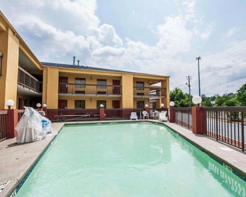 タスカルーサにあるEcono Lodge Inn & Suites I-20, exit 73の建物の前のプール