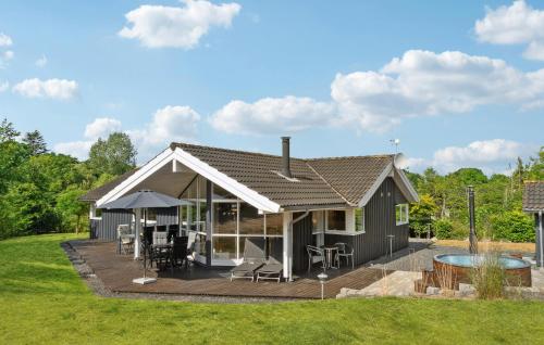 Zahrada ubytování 4 Bedroom Gorgeous Home In Glesborg