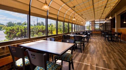 Gallery image of Best Western Woodhaven Inn in Woodhaven