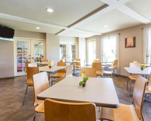 a dining room with tables and chairs and tablesktop at Quality Inn San Bernardino - Loma Linda in San Bernardino