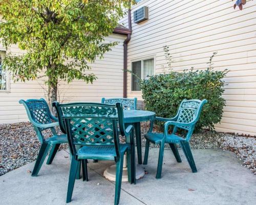 a table and four chairs sitting next to a house at Quality Inn in Sidney