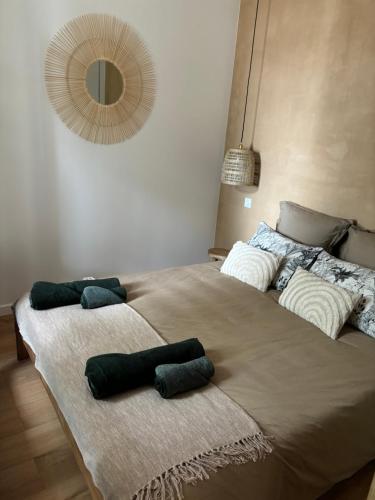 une chambre avec un grand lit avec deux oreillers dessus dans l'établissement Le T2 des rives, à Bayon