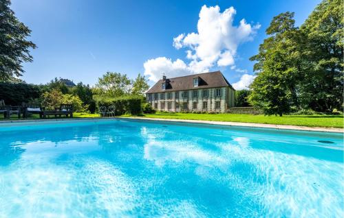 una piscina vuota di fronte a una casa di Magnifique Maison Avec Piscine a Villotran