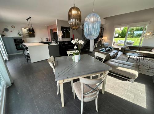 a kitchen and living room with a table and chairs at Villa Metz / Amnéville 200m2 in Vigy