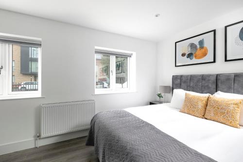 Ein Bett oder Betten in einem Zimmer der Unterkunft CoZy Apartments With King Size Beds Near Enfield Town & Chase Farm Train Stations With Wifi and Parking