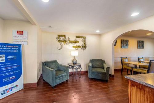 Χώρος καθιστικού στο Econo Lodge Meridian South