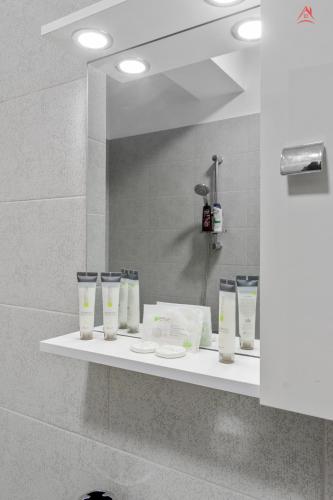 Ένα μπάνιο στο Sunny Yellow Apartment - Penthouse, Aer Conditionat, Free Parking, Self Check-in
