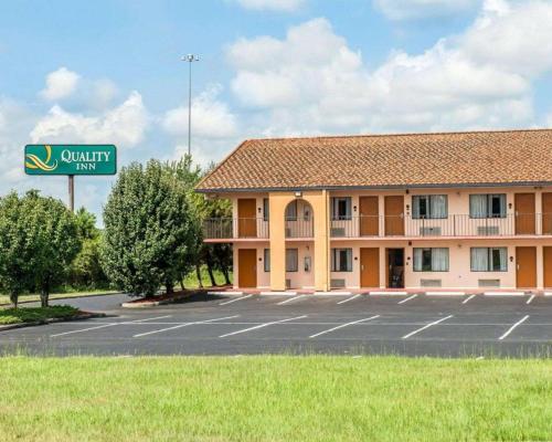 a view of a hotel with a parking lot at Quality Inn in Marianna