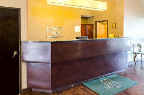 Ο χώρος του λόμπι ή της ρεσεψιόν στο Quality Inn Meridian