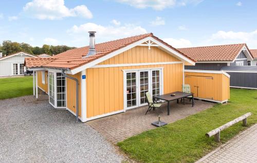 a shed with a ping pong table in the yard at Marina Fiskenæs Feriepark in Gråsten
