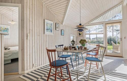 3 Bedroom Cozy Home In Otterup في Otterup: غرفة طعام بها طاولة وكراسي
