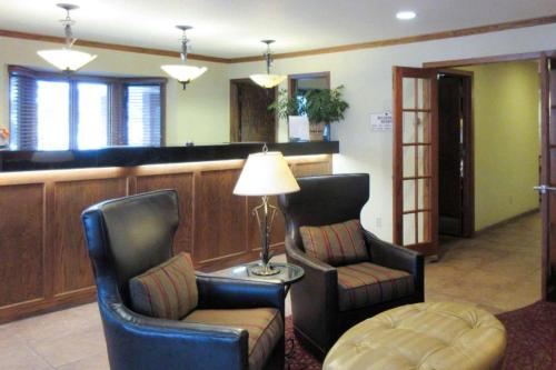 a waiting room with two chairs and a lamp at Quality Inn & Suites Detroit Lakes in Detroit Lakes